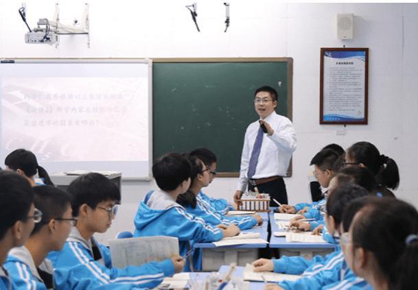 公立教师迎来“离职潮”，在职教师说出原因，铁饭碗不吃香了吗？