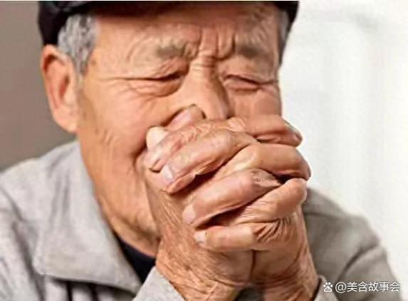 68岁老人哭诉：虽然父亲每月退休金有9000，可我还是想他快点走