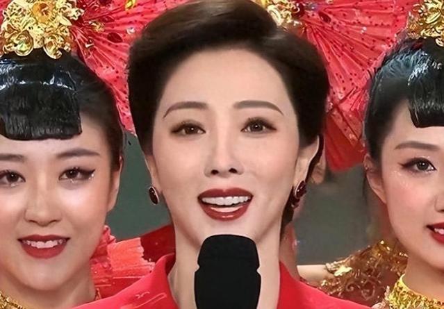 央视美女主持李思思离职！曾主持9次春晚，32字告别文尽显悲凉