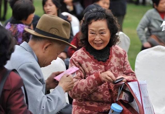 “延迟退休”成历史，新政策取而代之，老教师们受益匪浅