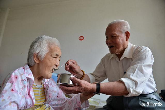 65岁老人哭诉：两个人养老金有1万多块钱，却吃不起一顿肉