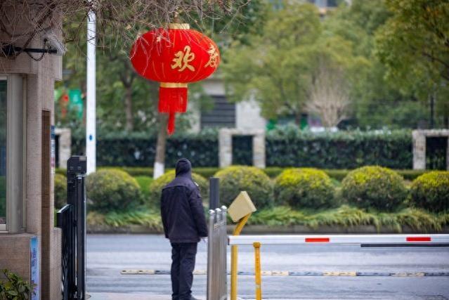 退休金六千元还来干门卫，他说自己不是来挣钱的，是为了排解寂寞