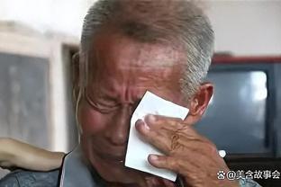 68岁老人哭诉：虽然父亲每月退休金有9000，可我还是想他快点走