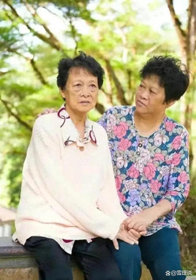63岁大妈哭诉：我和亲家公再婚，两个人退休金共8000，却活不下去
