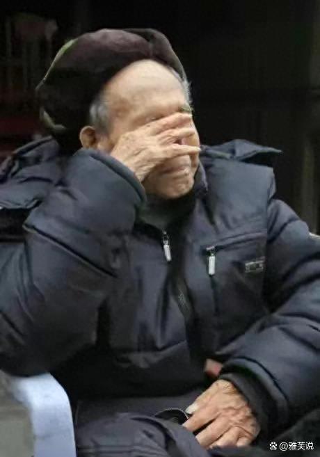 68岁大爷对96岁父亲哭诉：你虽然有5000退休金，但你可以快点走吗
