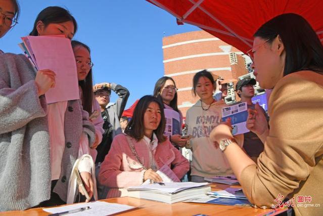 校园招聘会促进大学生就业