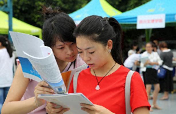 211大学硕士毕业求职遭嫌弃，学历贬值背后，是可怕的“现实”