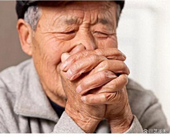 68岁老人哭诉：我退休金7000，有3套房，却想快点离开这个世界