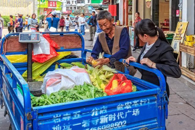 城乡撞击：农民工的归与不归，谁来解决他们的退休困境？