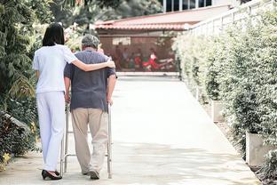 88岁老人不愿住养老院，拿1万2退休工资说事，压力都给到了独生女