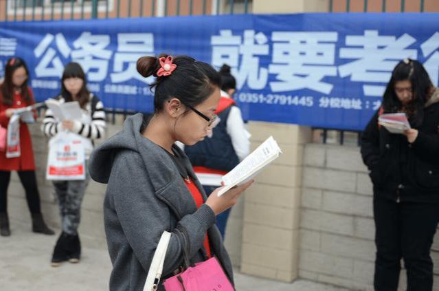 很多公务员已经开不出薪酬，但他们依旧拥有“铁饭碗”