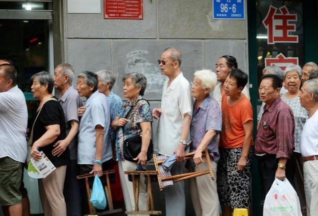 “延迟退休”成历史，新政策取而代之，老教师们受益匪浅