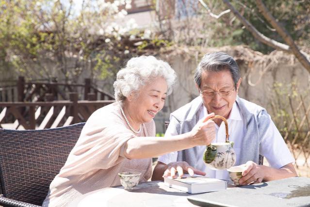 我71岁，退休金5000，多子女，却羡慕只有一个儿退休金1900的老王