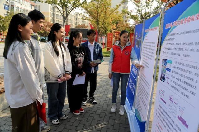 青口镇“海英草”志愿者在黄海社区开展就业见习政策宣传