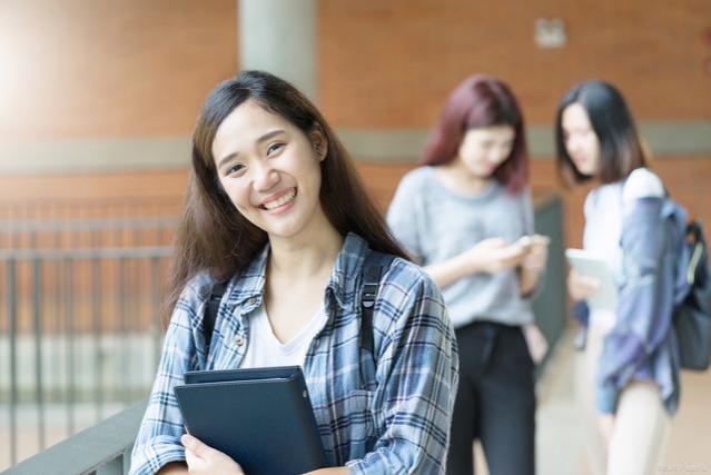 大学生遭遇求职陷阱时，应当如何处理