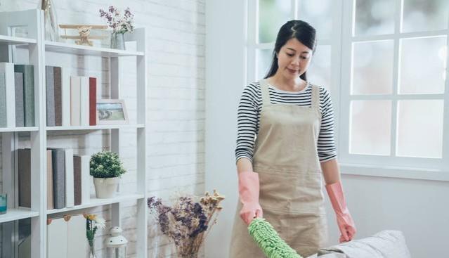 退休后，我在女儿家带了两年外孙，临走时，我打了32岁女儿两耳光