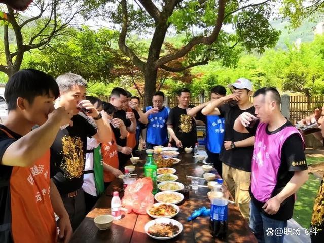 公司团建每人50元，事后女同事不给钱，找她要不肯给还骂我穷疯了