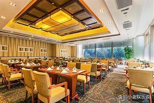 我，在深圳一家饭店上班，月薪3500元，周末单休，做服务员非常累