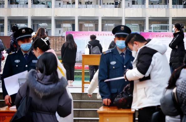 近亿人端铁饭碗，财政压力巨大，但公务员人数仍不足