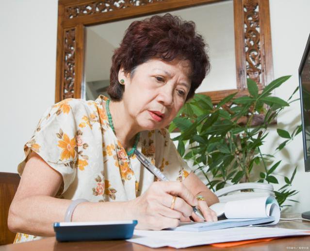 独立不寂寞：王阿姨，57岁，用3000元退休金，绽放生活的色彩
