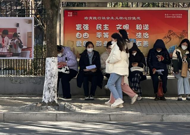 江苏出题人疑似讽刺考公热？他太清醒了，考生却不买账