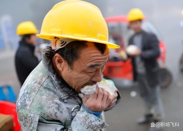 农民工砌墙，业主说好1000只给200，民工道歉认错老板理都不理