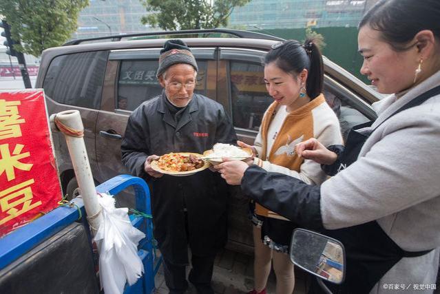 女同事邀请我去她家采橘子，我欣然前往，没想到整整摘了1天