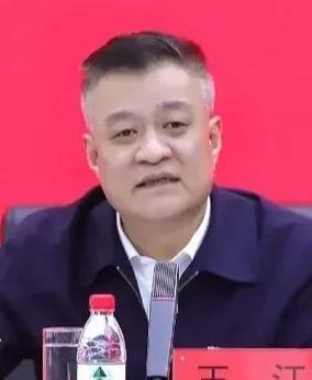 王江行长提议：农村老人养老金应与城镇持平，病有所医！