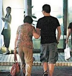 45岁男保姆：伺候61岁女雇主，每月给我发7000元，我却想赶紧辞职