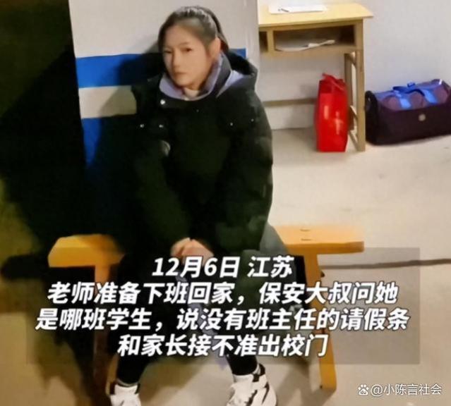 江苏一娃娃脸老师下班被保安拦住，家长接才能出校门，老师气鼓鼓