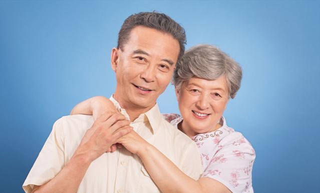 七旬老夫妻哭诉：我俩退休金8千，晚年生活仍然凄凉，实在太难了