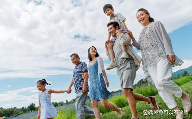 我退休金4000，给儿媳2000，听到她们五一节的安排，决定不再给钱