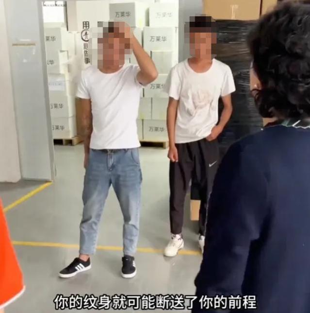 18岁小伙自称“社会人”，想在脑门纹身遭拒，老板：多少钱都不纹