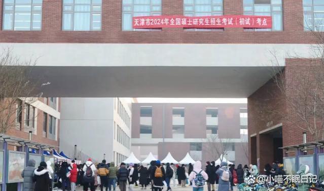 大学生开始“放弃”考研，网友：考公更值