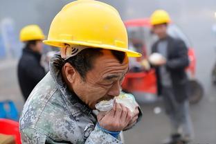 农民工砌墙，业主说好1000只给200，民工道歉认错老板理都不理