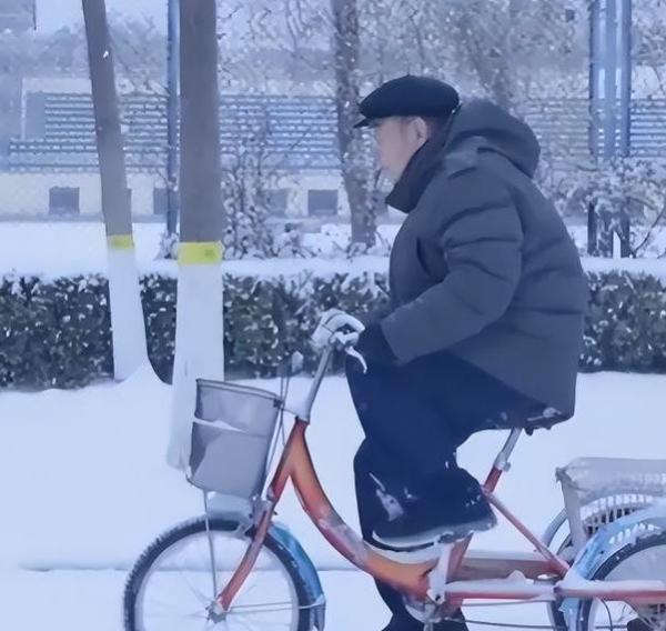 北京大雪逼疯打工人，89岁老教授冒雪骑三轮上班，学生无地自容