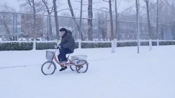 北京大雪逼疯打工人，89岁老教授冒雪骑三轮上班，学生无地自容