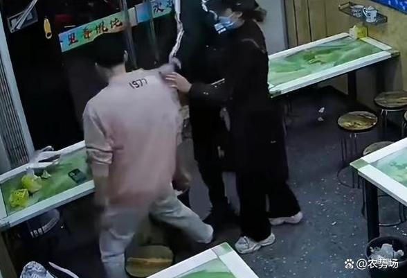 馄饨店老板关门：打人事件曝光，警方介入调查