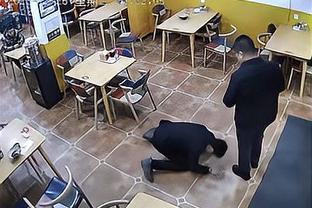 男子下跪求饶，只因在餐馆吃面时偷放牙签，企图敲诈老板