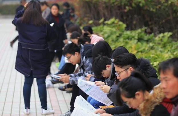 “谨慎选择考编，老人的忠告揭示残酷的现实，值得深思”