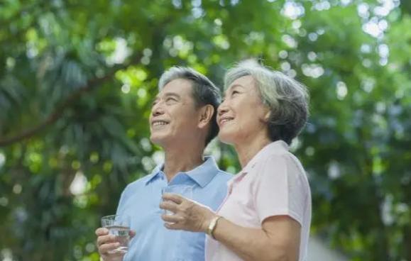 为缓解国家养老压力，有人开始鼓励退休人员放弃退休金，可行吗？