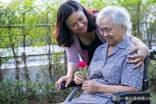 人到中年，给两位有钱老人当了保姆后，才发现孩子平庸有多么幸福