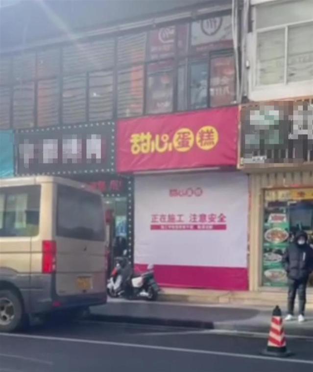 顾客多加调料被老板追打，馄饨店关门大吉，现场变身蛋糕店