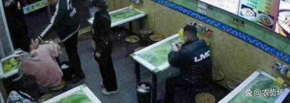 馄饨店老板关门：打人事件曝光，警方介入调查