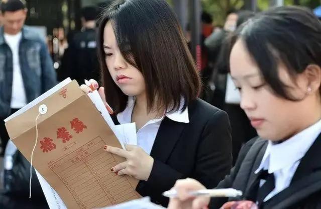 体制内有“辐射”？女子晒上岸前后差别遭吐槽，难怪都想考编制！