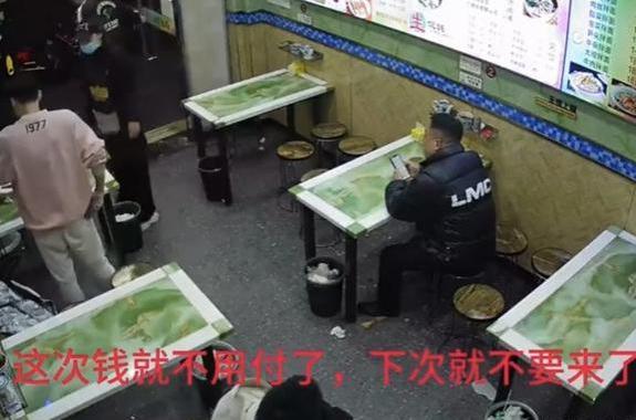 禁止加料馄饨馆打人后续，官方介入调查，店铺关闭，老板被带走