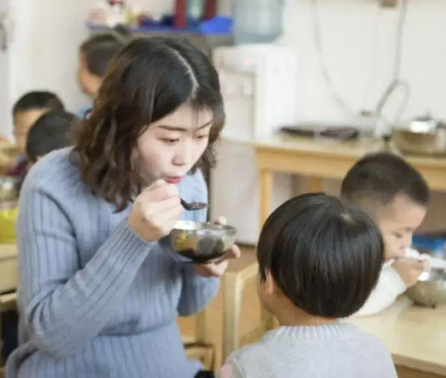 美女幼师三场直播赚几十万，计划辞职带货，个人回应揭秘