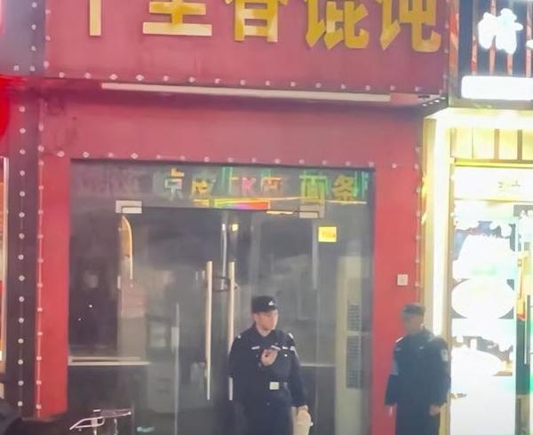 馄饨店打人事件续：老板被警方带走，门店关闭，老板回应依旧嚣张