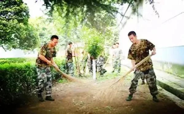 弟弟正团退休到部队，哥哥战士复员回农村，哥俩差距咋那么大呢