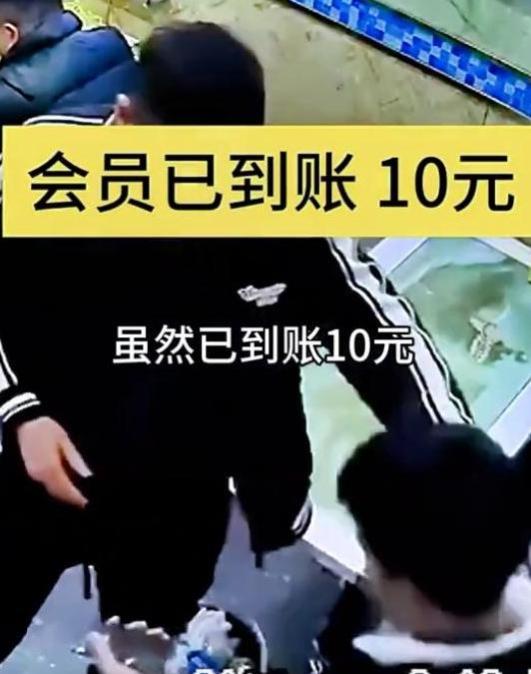 馄饨店打人事件续：老板被警方带走，门店关闭，老板回应依旧嚣张